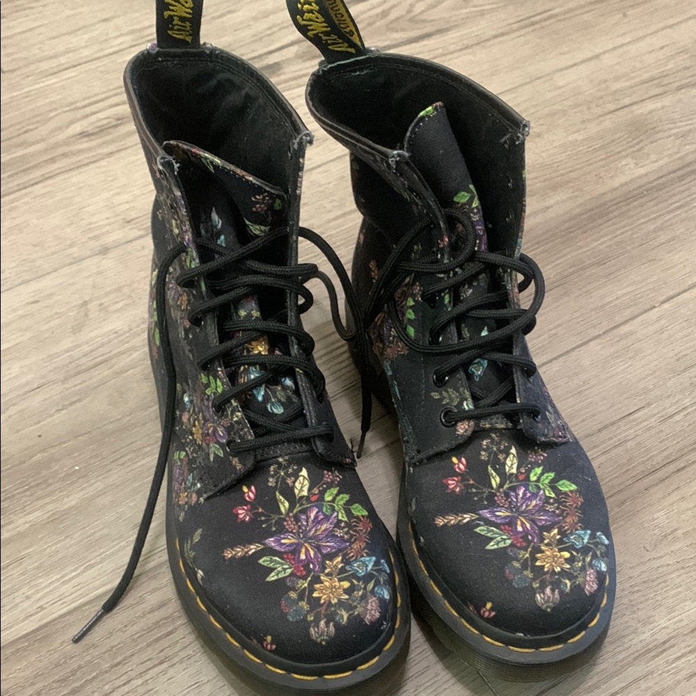 Doc marten sz 5 flower